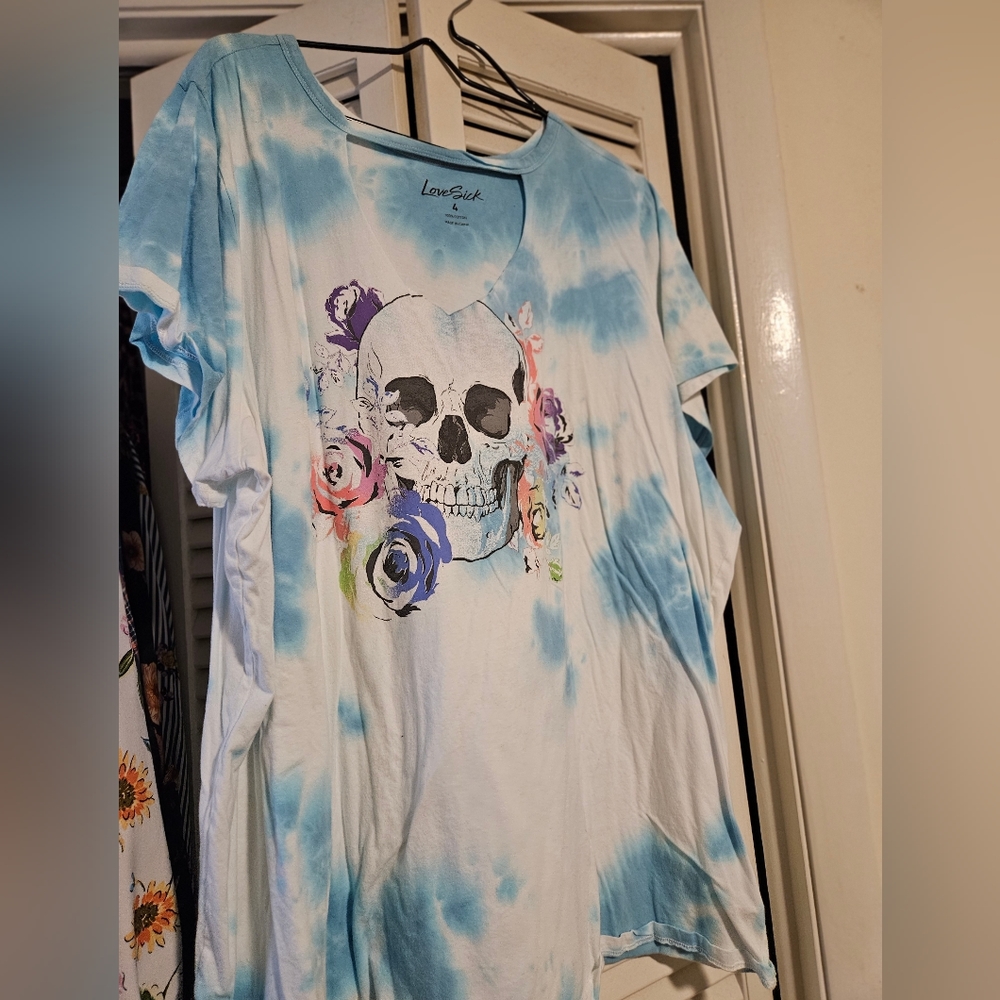 NWT LOVESICK SKULL 💀 & ROSES 🌹 SHIRT